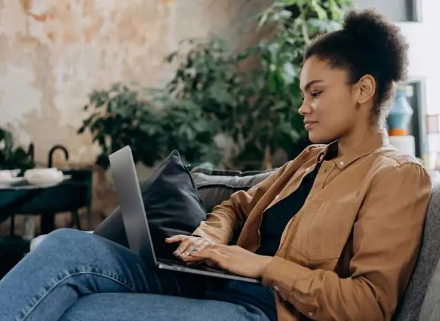 student working online for side hustle